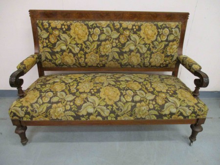 2407 - Sofa orech cca 1900 bytovy stav  D - 142 cm  -   8 900 kc